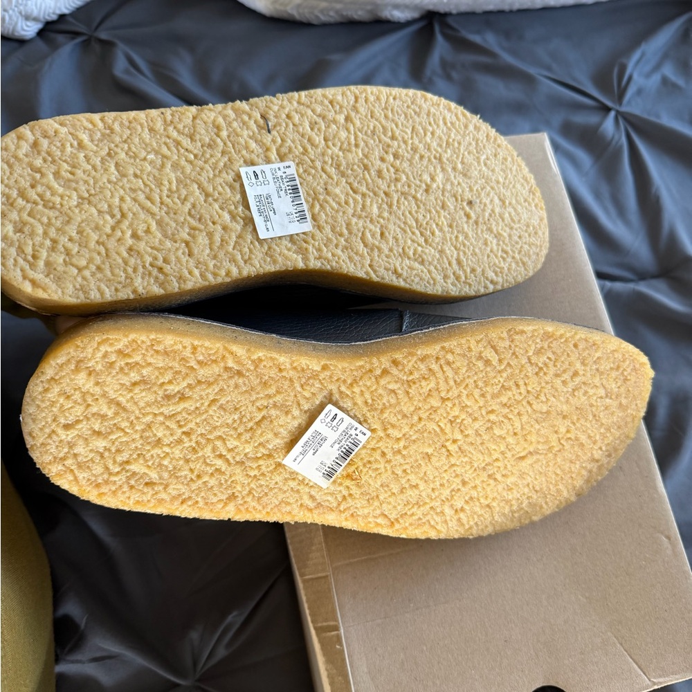 Clarks Black Leather Lace-Up Wallabee with Tan Heel Panel - Picture 6 of 8